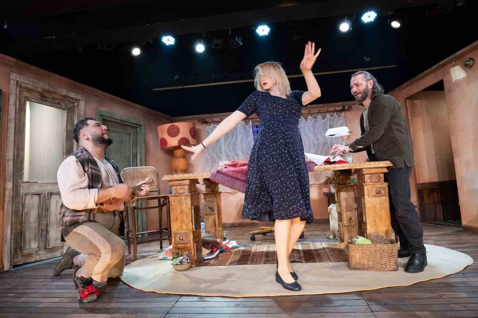 Kocaeli Şehir Tiyatroları "Masanın Altında" oyunuyla Başiskele’de sahne aldı
