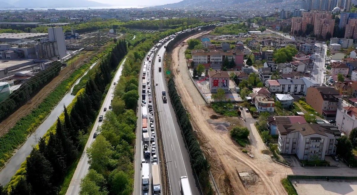 Kocaeli TEM’de 6 tır birbirine girdi: Ankara yönü trafiğe kapandı
