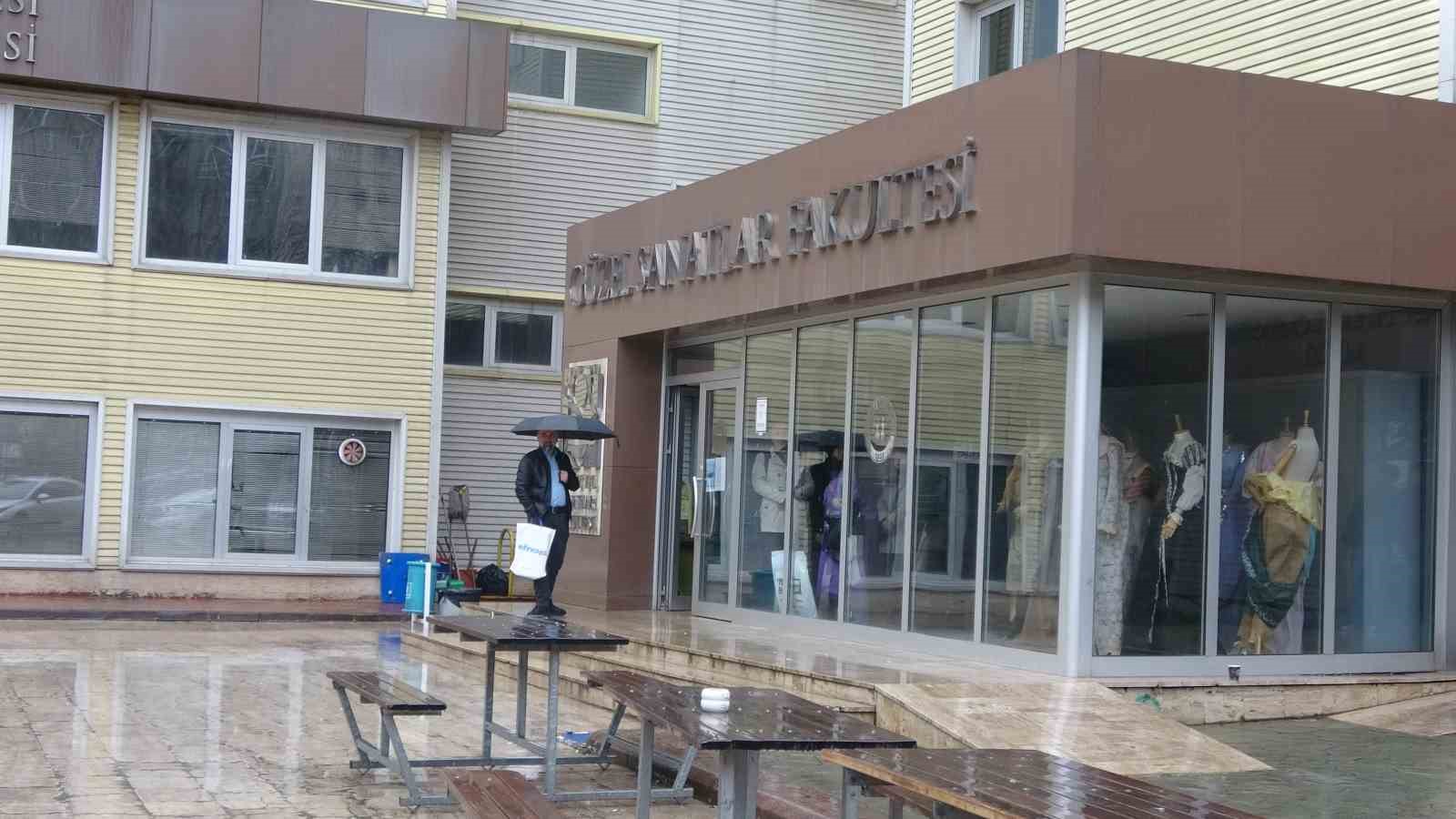 Kocaeli Üniversitesi Güzel Sanatlar Fakültesi, depreme dayanıklı olmadığı için mühürlendi
