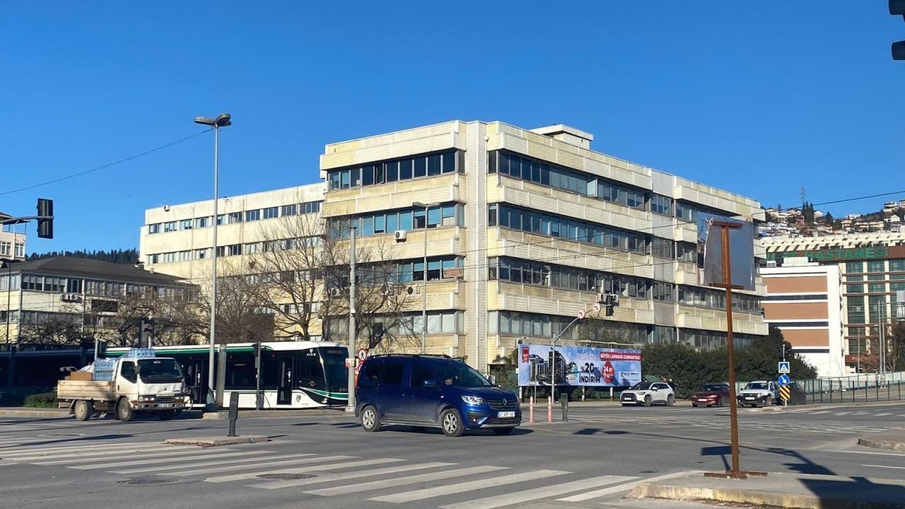Kocaeli Üniversitesi Güzel Sanatlar Fakültesi, depreme dayanıklı olmadığı için mühürlendi
