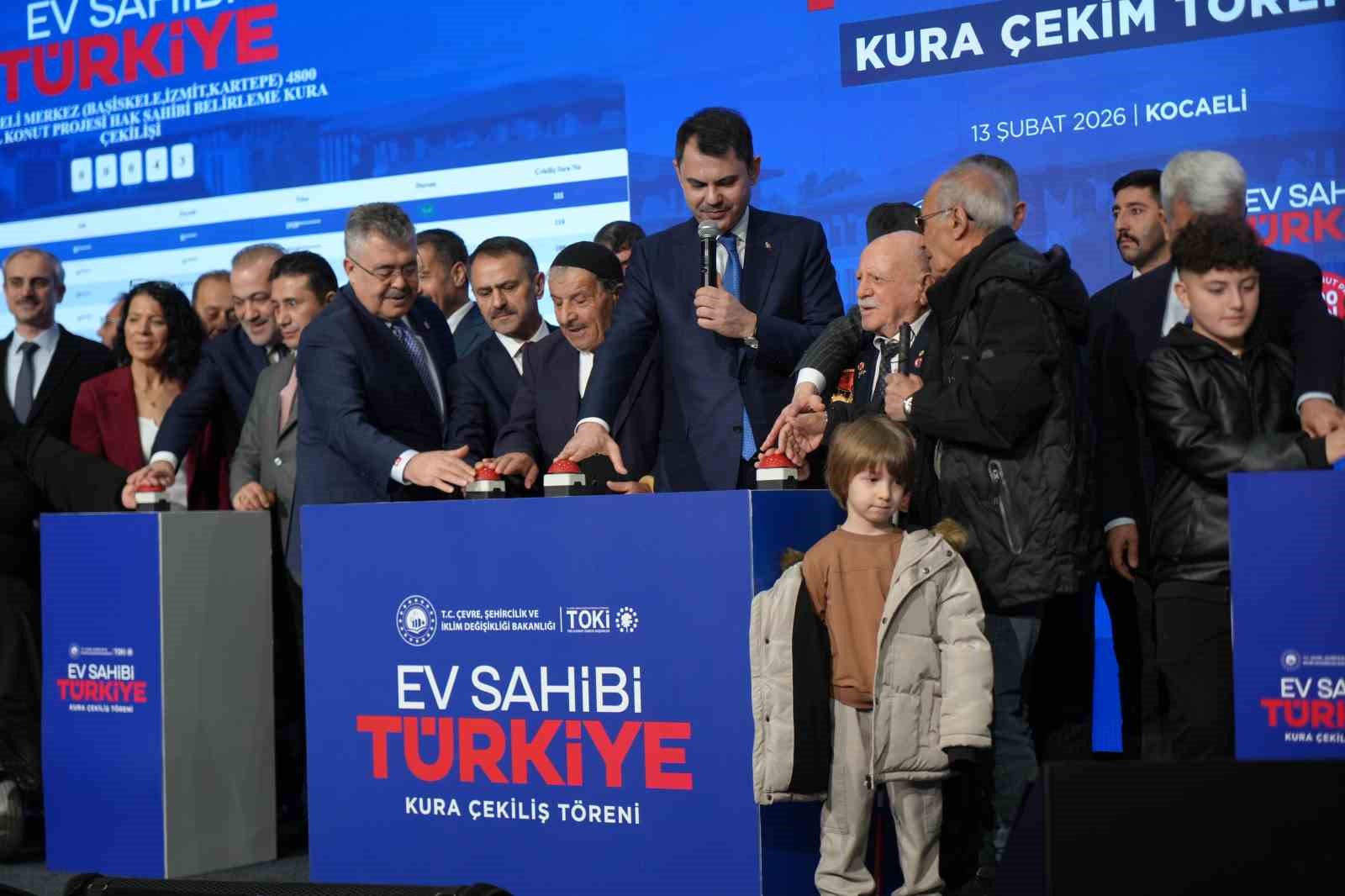 Kocaeli’de 10 bin 340 sosyal konutun kura çekimi Bakan Kurum’un katılımıyla yapıldı
Kocaeli’de 10 bin 340 sosyal konutun kura çekimi Bakan Kurum’un katılımıyla yapıldı