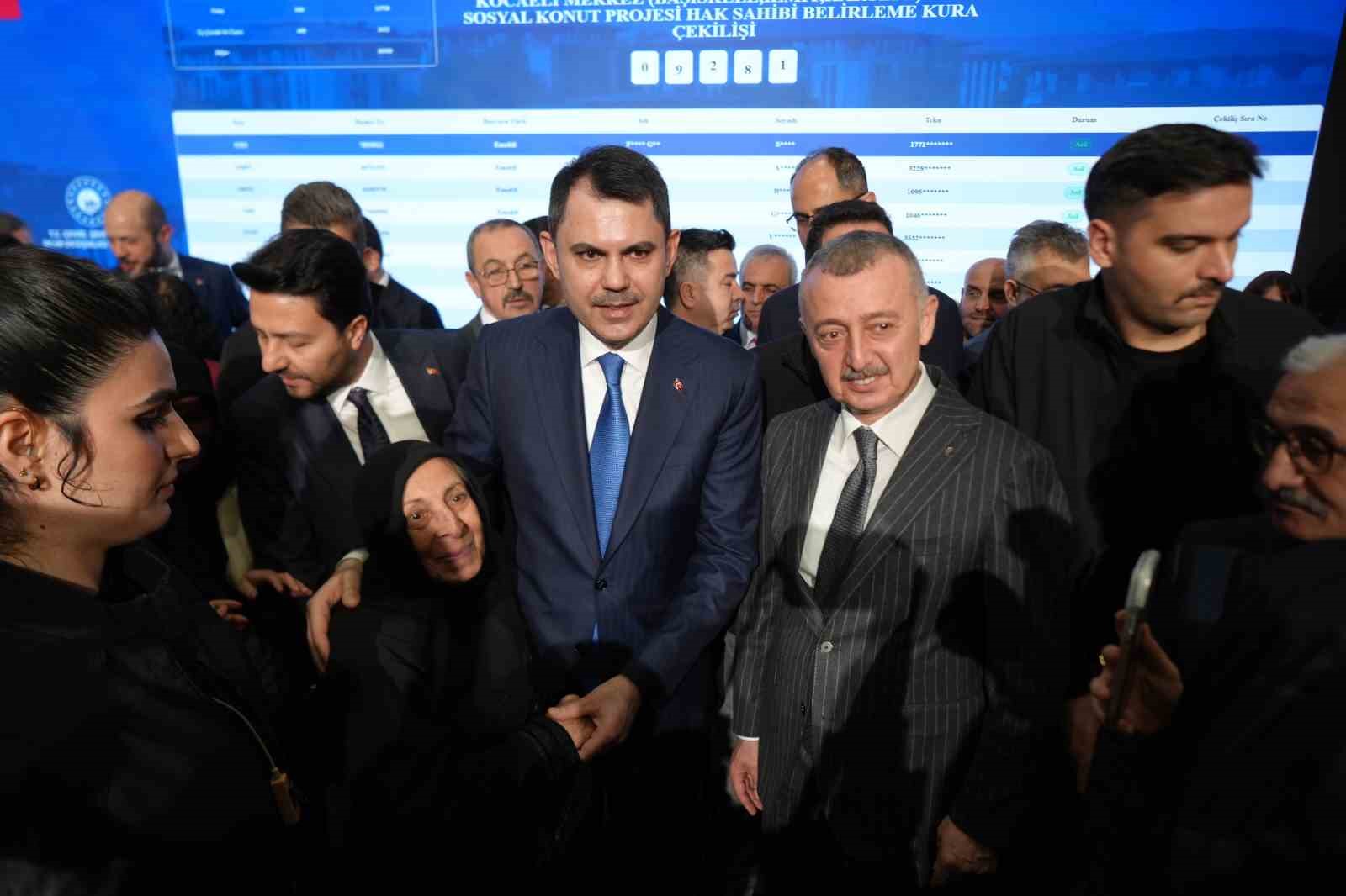 Kocaeli’de 10 bin 340 sosyal konutun kura çekimi Bakan Kurum’un katılımıyla yapıldı
Kocaeli’de 10 bin 340 sosyal konutun kura çekimi Bakan Kurum’un katılımıyla yapıldı