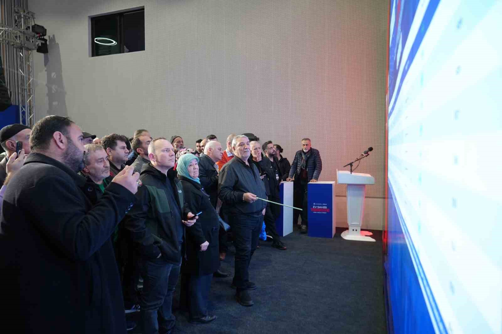 Kocaeli’de 10 bin 340 sosyal konutun kura çekimi Bakan Kurum’un katılımıyla yapıldı
Kocaeli’de 10 bin 340 sosyal konutun kura çekimi Bakan Kurum’un katılımıyla yapıldı