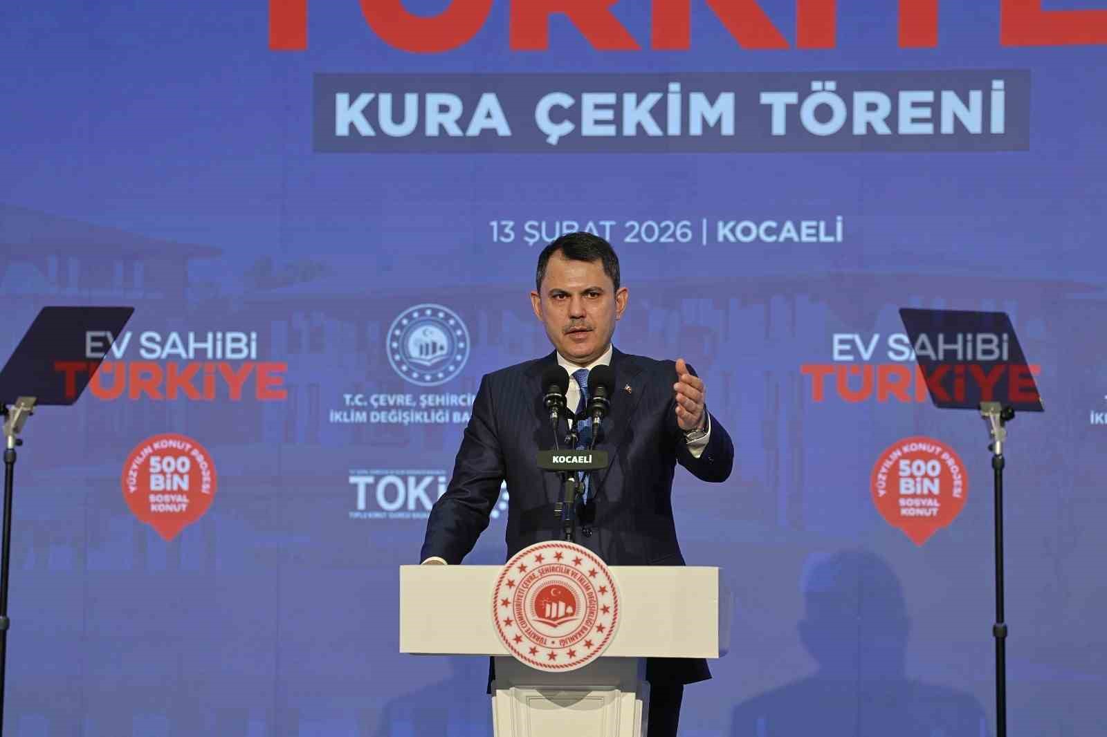 Kocaeli’de 10 bin 340 sosyal konutun kura çekimi Bakan Kurum’un katılımıyla yapıldı
Kocaeli’de 10 bin 340 sosyal konutun kura çekimi Bakan Kurum’un katılımıyla yapıldı