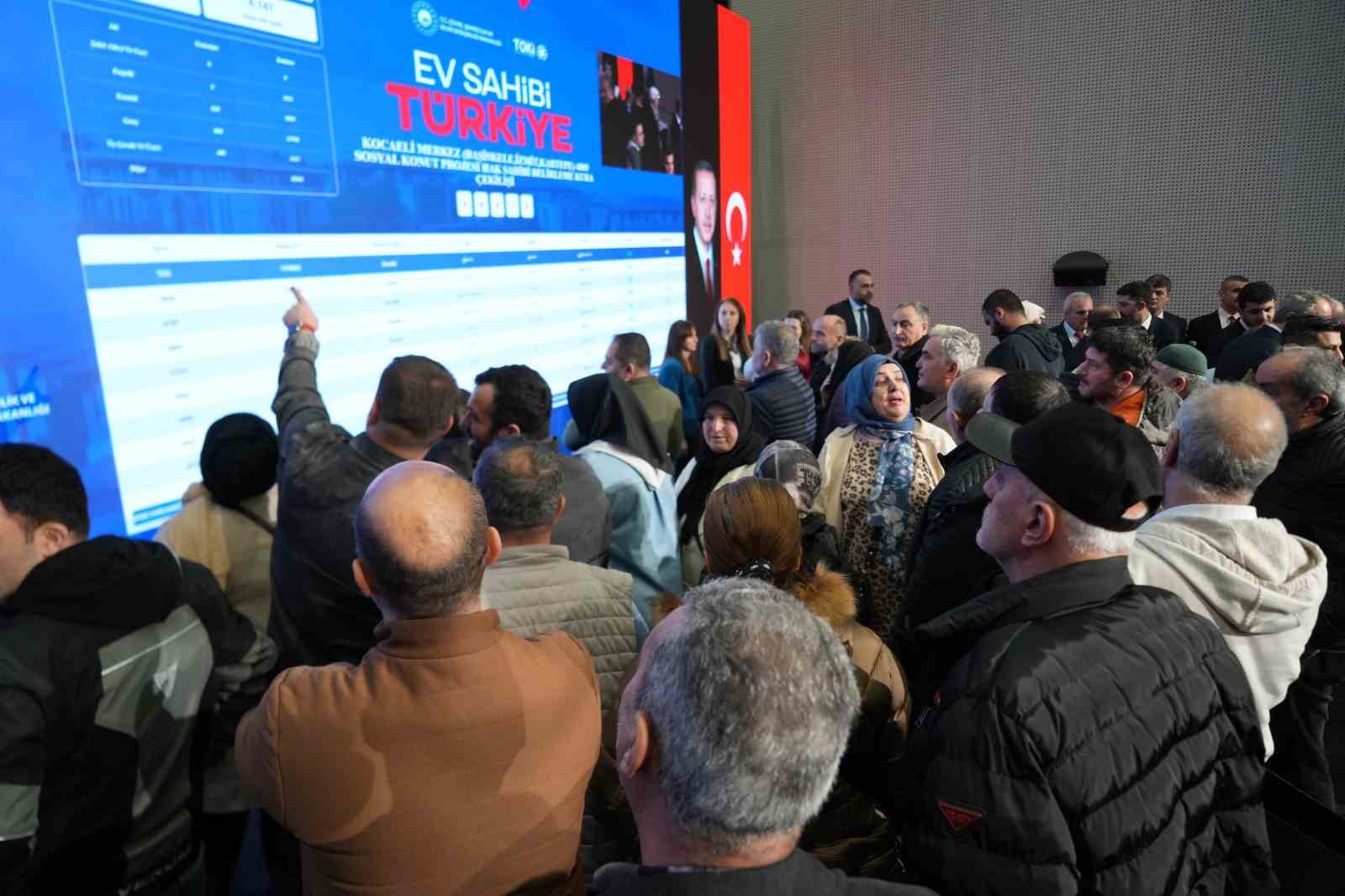 Kocaeli’de 10 bin 340 sosyal konutun kura çekimi Bakan Kurum’un katılımıyla yapıldı
Kocaeli’de 10 bin 340 sosyal konutun kura çekimi Bakan Kurum’un katılımıyla yapıldı