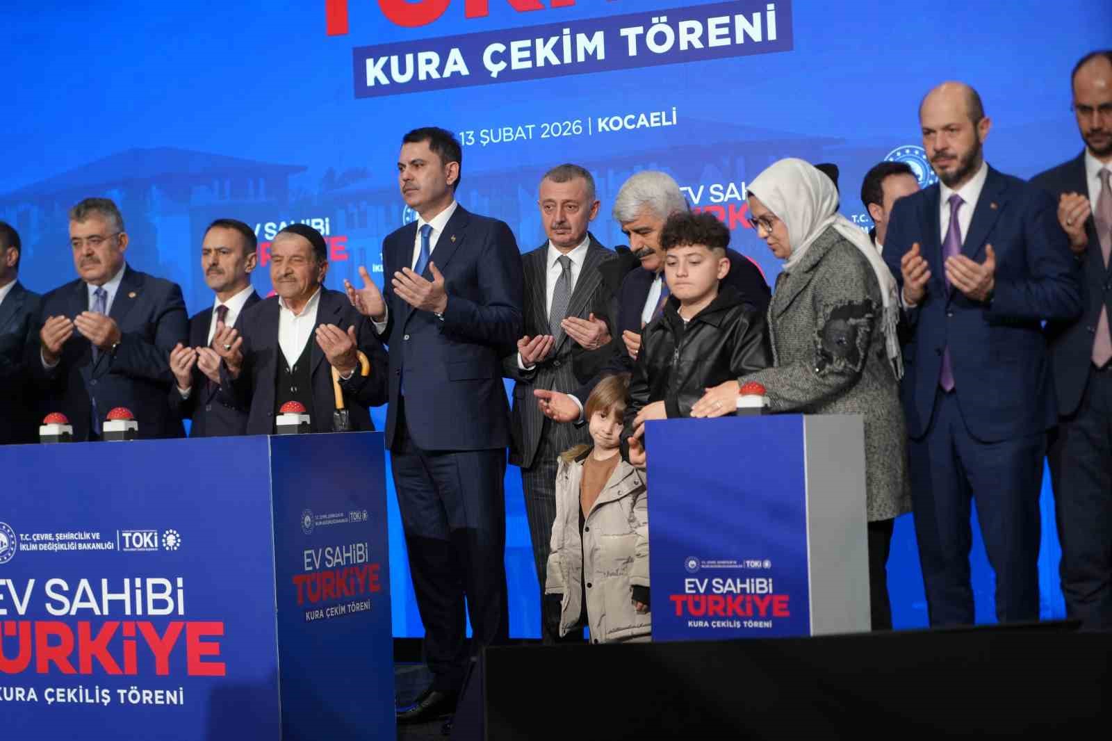 Kocaeli’de 10 bin 340 sosyal konutun kura çekimi Bakan Kurum’un katılımıyla yapıldı
Kocaeli’de 10 bin 340 sosyal konutun kura çekimi Bakan Kurum’un katılımıyla yapıldı