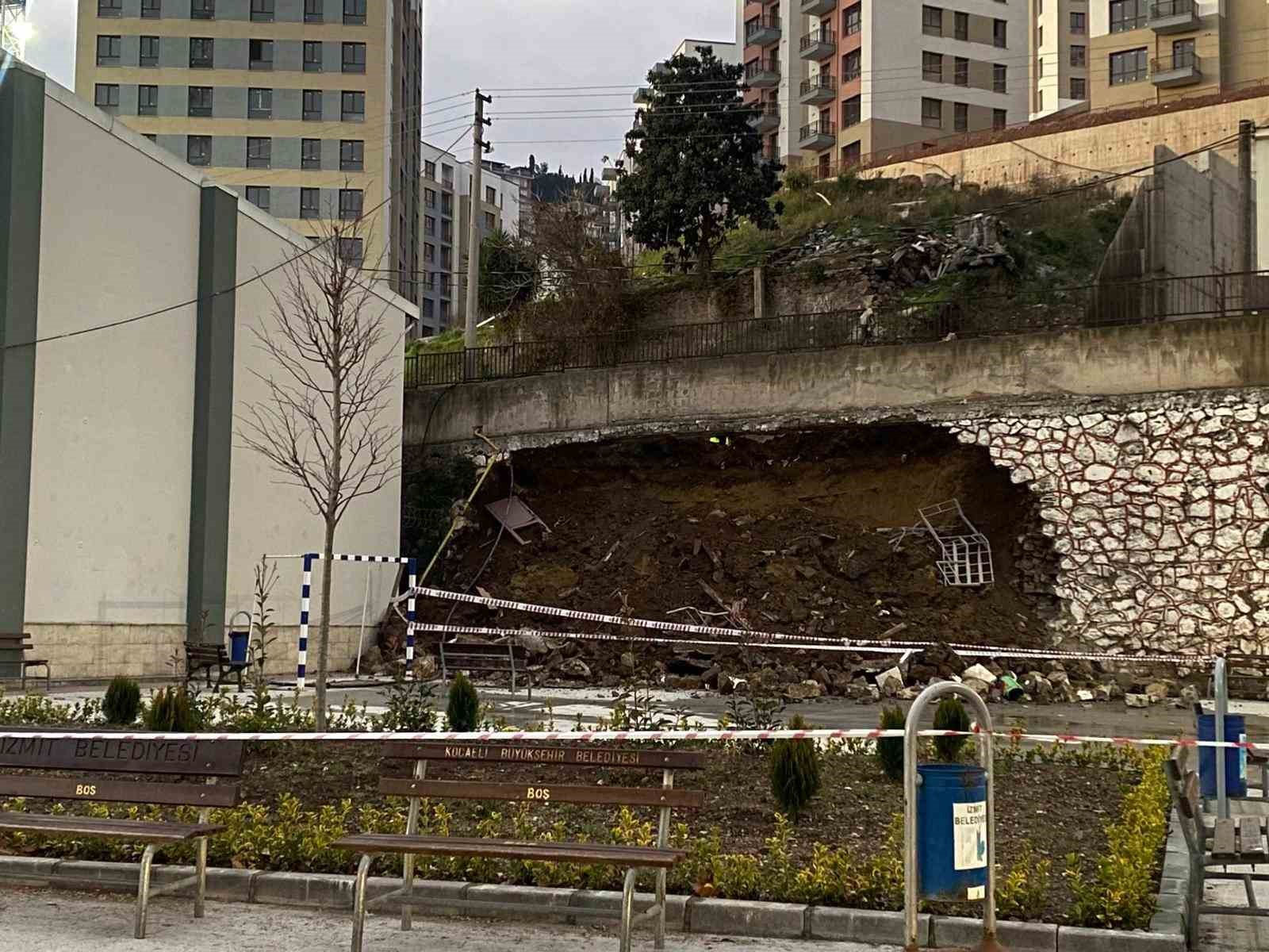 Kocaeli’de 10 metrelik istinat duvarı okul bahçesine devrildi
