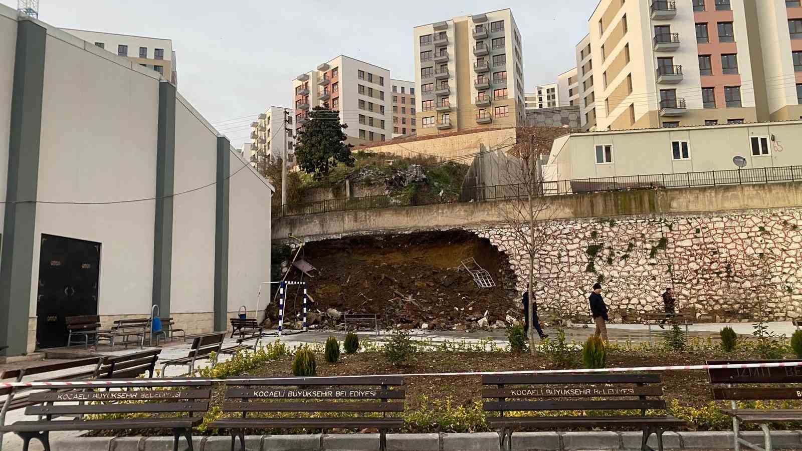 Kocaeli’de 10 metrelik istinat duvarı okul bahçesine devrildi
