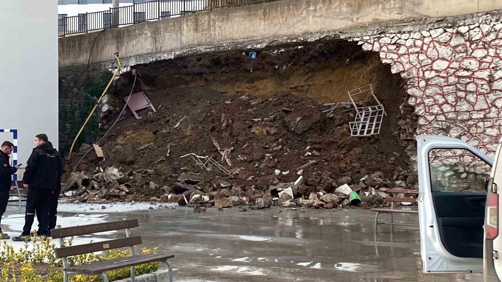 Kocaeli’de 10 metrelik istinat duvarı okul bahçesine devrildi
