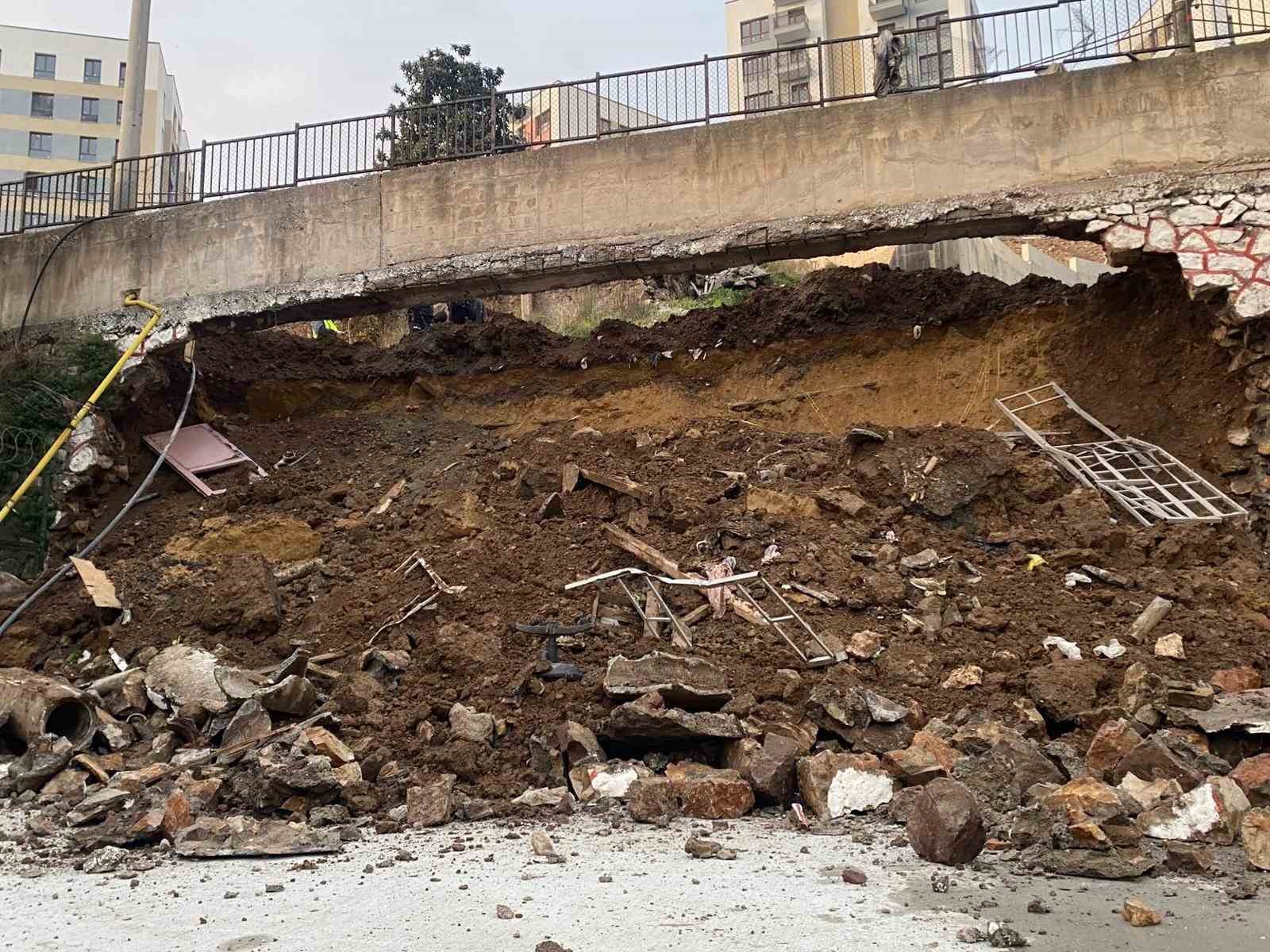 Kocaeli’de 10 metrelik istinat duvarı okul bahçesine devrildi
