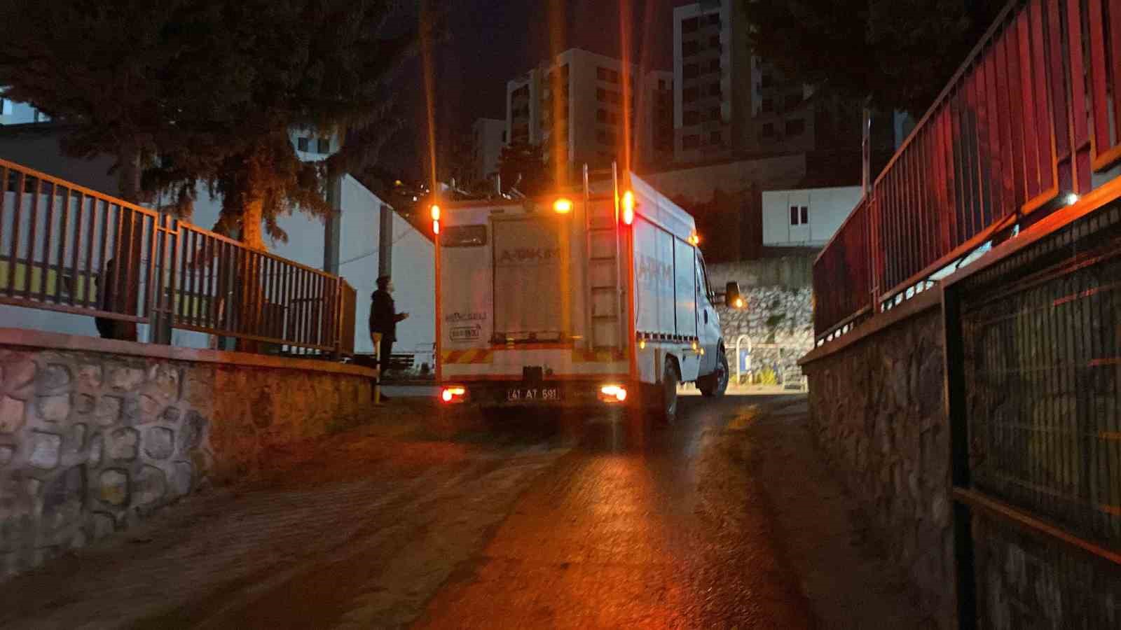 Kocaeli’de 10 metrelik istinat duvarı okul bahçesine devrildi
