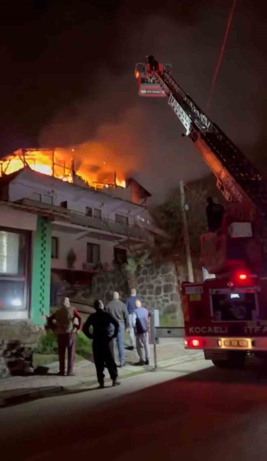 Kocaeli’de 2 katlı evin çatısı alevlere teslim oldu
