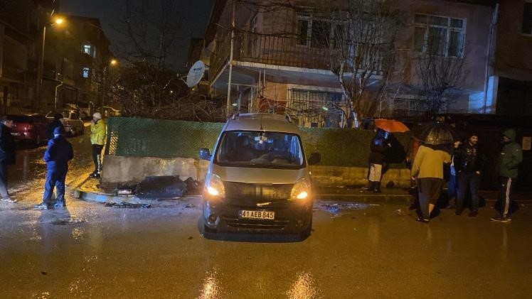 Kocaeli’de 3 aracın karıştığı zincirleme kazada sürücü kaçtı: 1 yaralı
