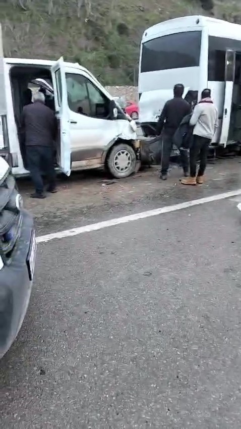 Kocaeli’de 3 araçlı zincirleme kaza: 7 yaralı
