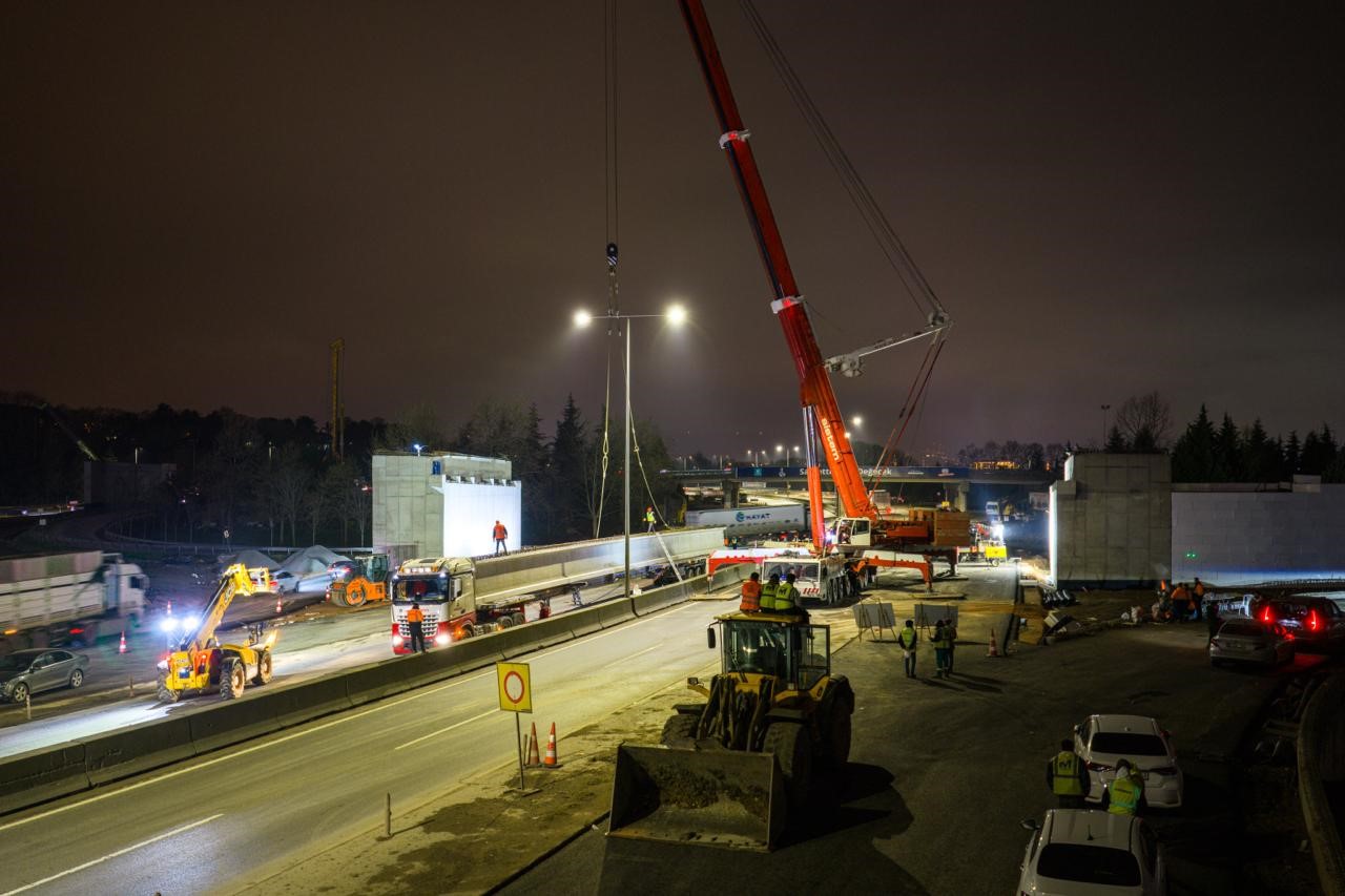 Kocaeli’de 700 tonluk vinçle 9 saatlik gece operasyonu
