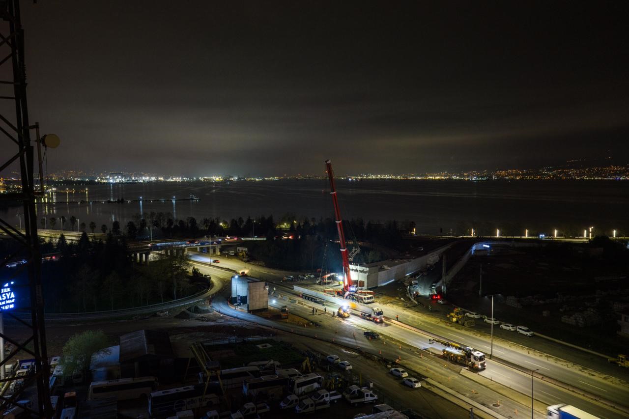 Kocaeli’de 700 tonluk vinçle 9 saatlik gece operasyonu
