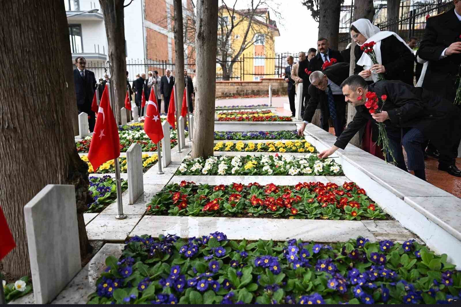 Kocaeli’de bayramda şehitliklerde dualar edildi
Kocaeli’de bayramda şehitliklerde dualar edildi