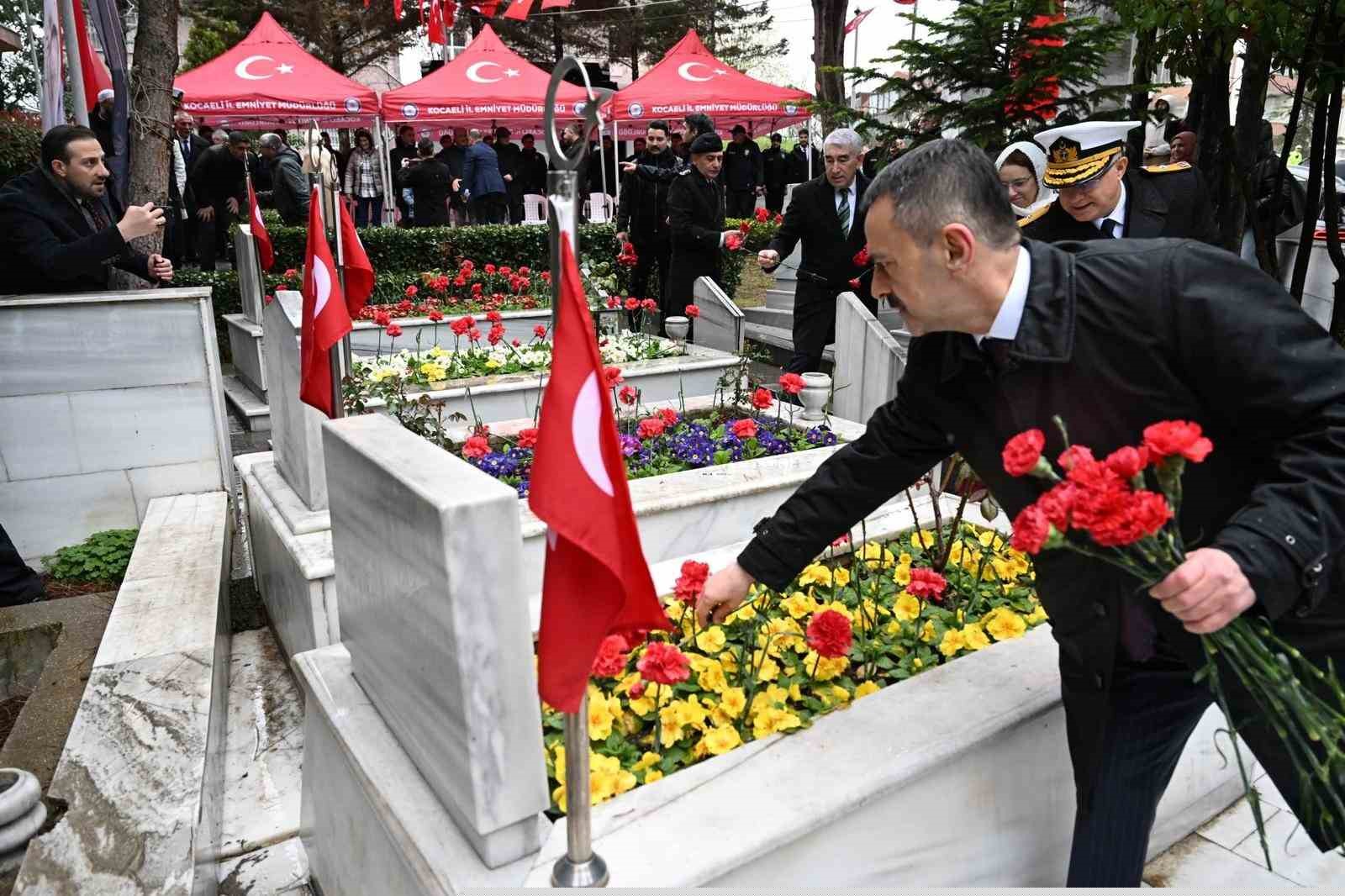 Kocaeli’de bayramda şehitliklerde dualar edildi
Kocaeli’de bayramda şehitliklerde dualar edildi