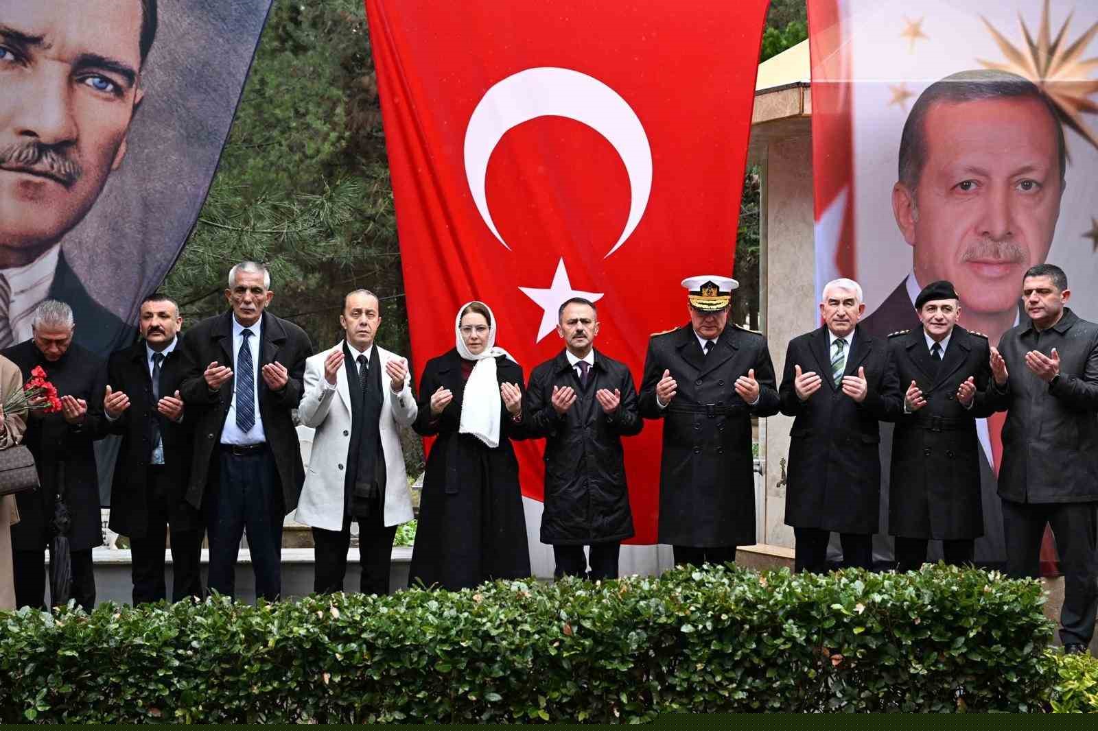 Kocaeli’de bayramda şehitliklerde dualar edildi
Kocaeli’de bayramda şehitliklerde dualar edildi