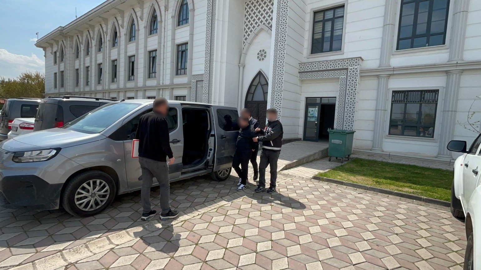 Kocaeli’de çaldığı araçla Manisa’ya kaçıp sahte kimlikle otelde konakladı
