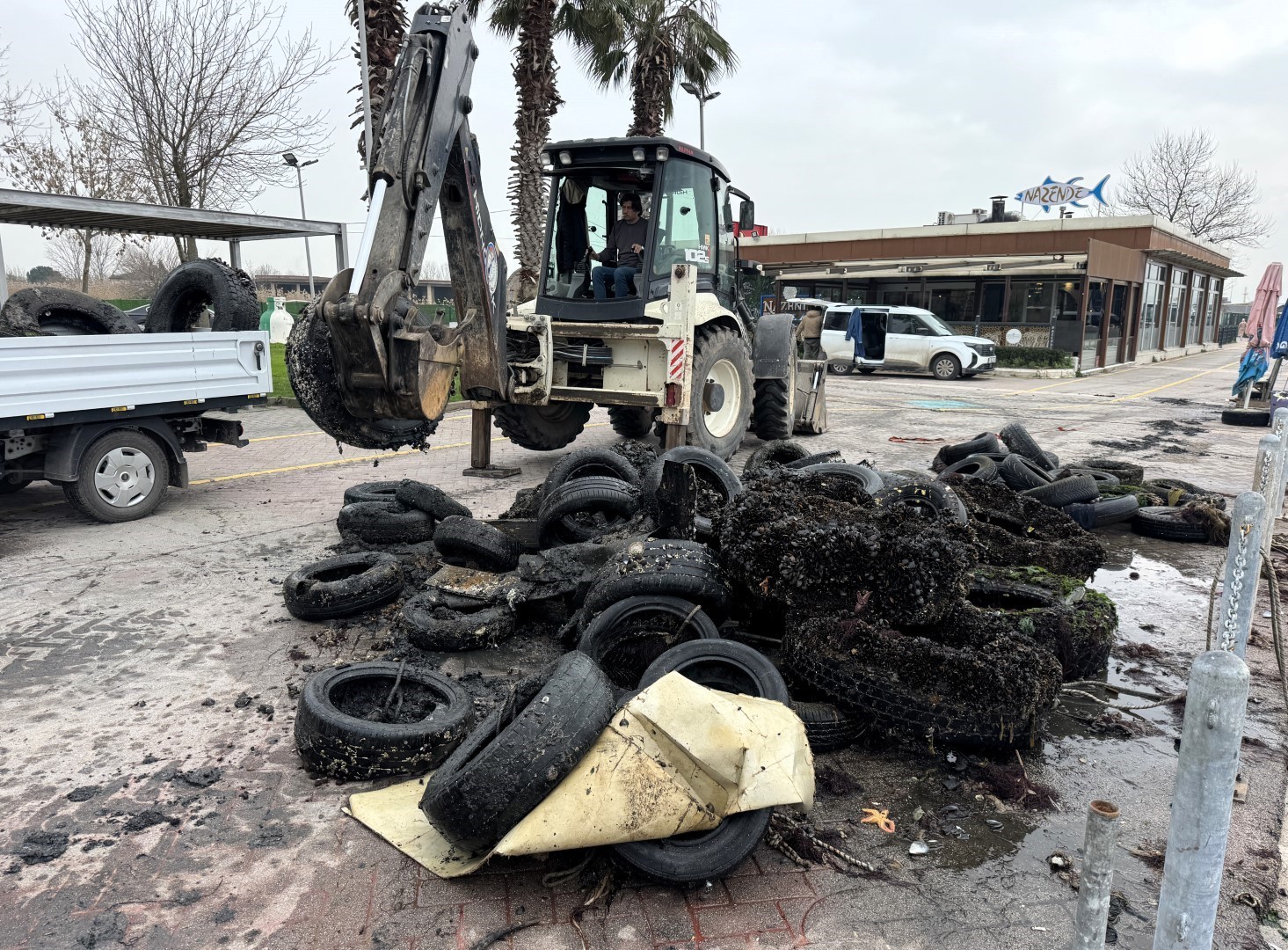 Kocaeli’de deniz dibinden 50 lastik çıktı
