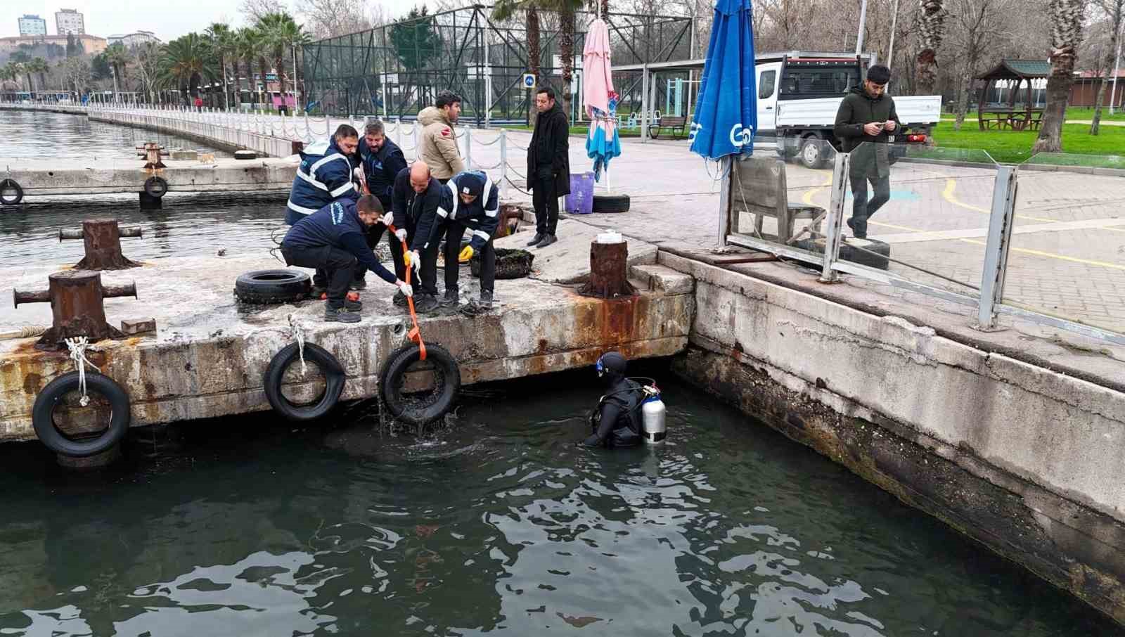 Kocaeli’de deniz dibinden 50 lastik çıktı
