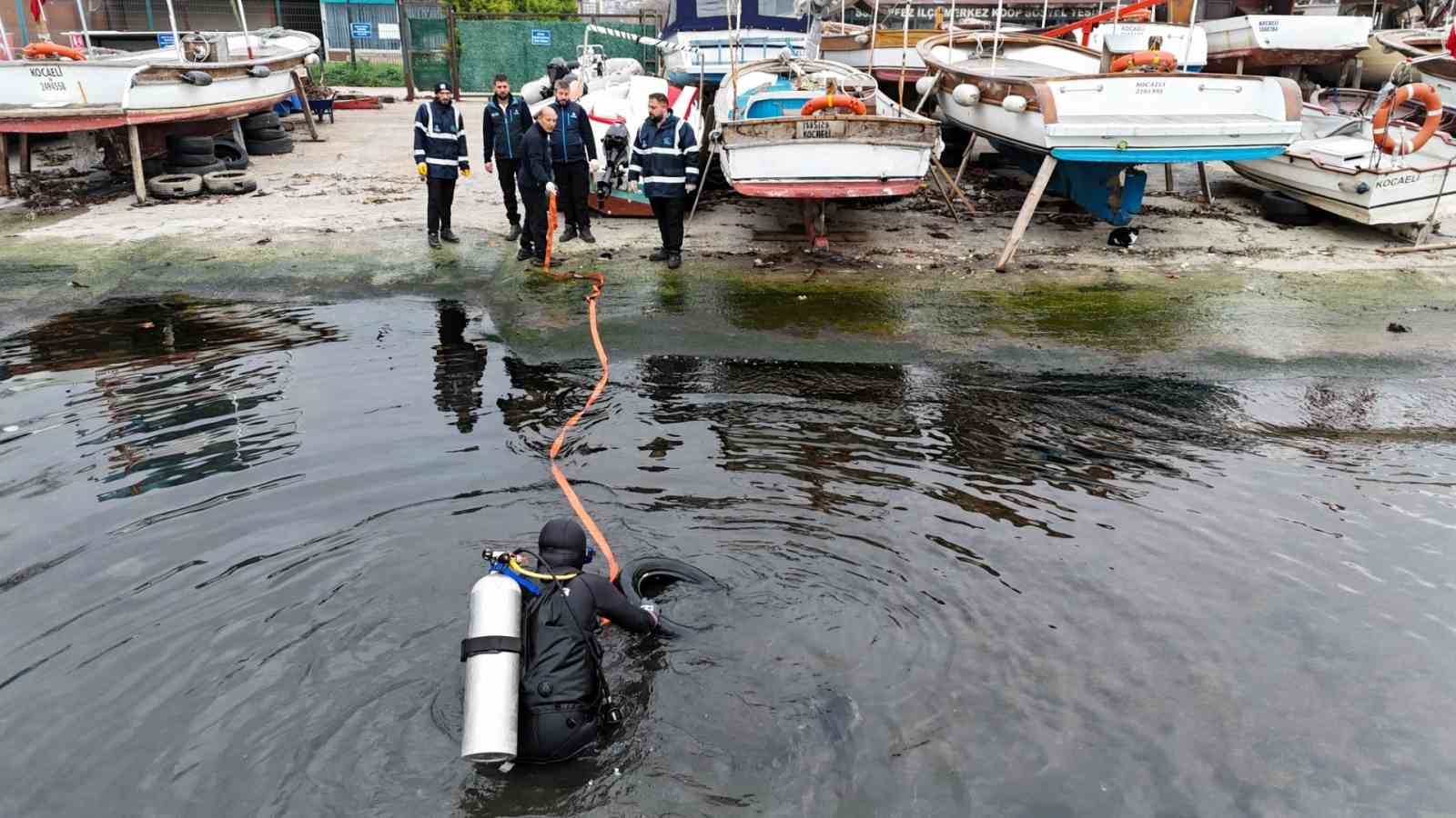 Kocaeli’de deniz dibinden 50 lastik çıktı
