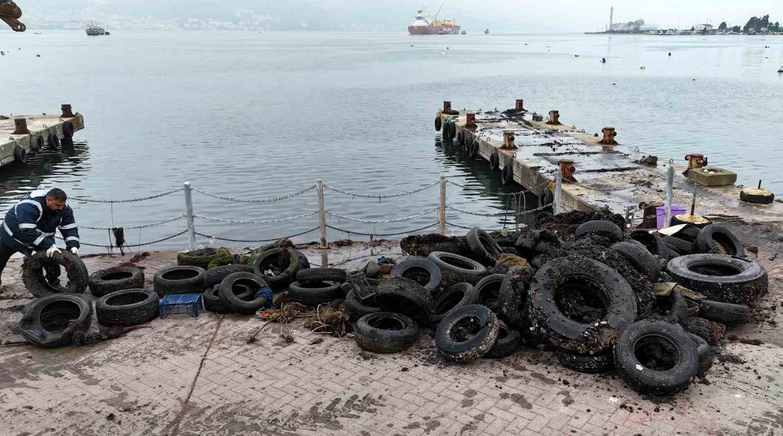Kocaeli’de deniz dibinden 50 lastik çıktı
