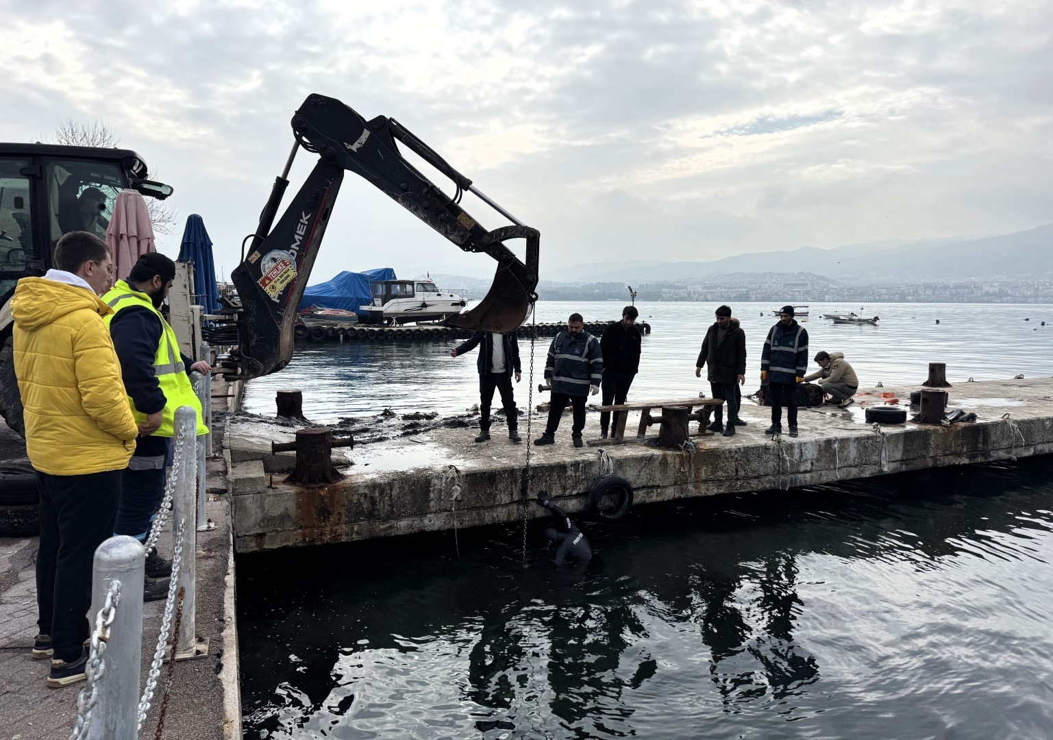 Kocaeli’de deniz dibinden 50 lastik çıktı
