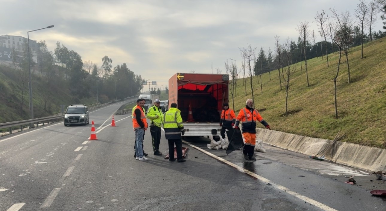 Kocaeli’de istinat duvarına çarpan tırın sürücüsü ağır yaralandı
