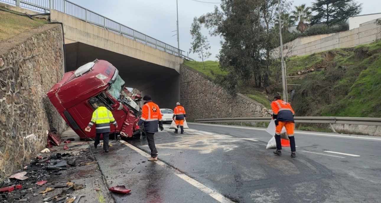 Kocaeli’de istinat duvarına çarpan tırın sürücüsü ağır yaralandı
