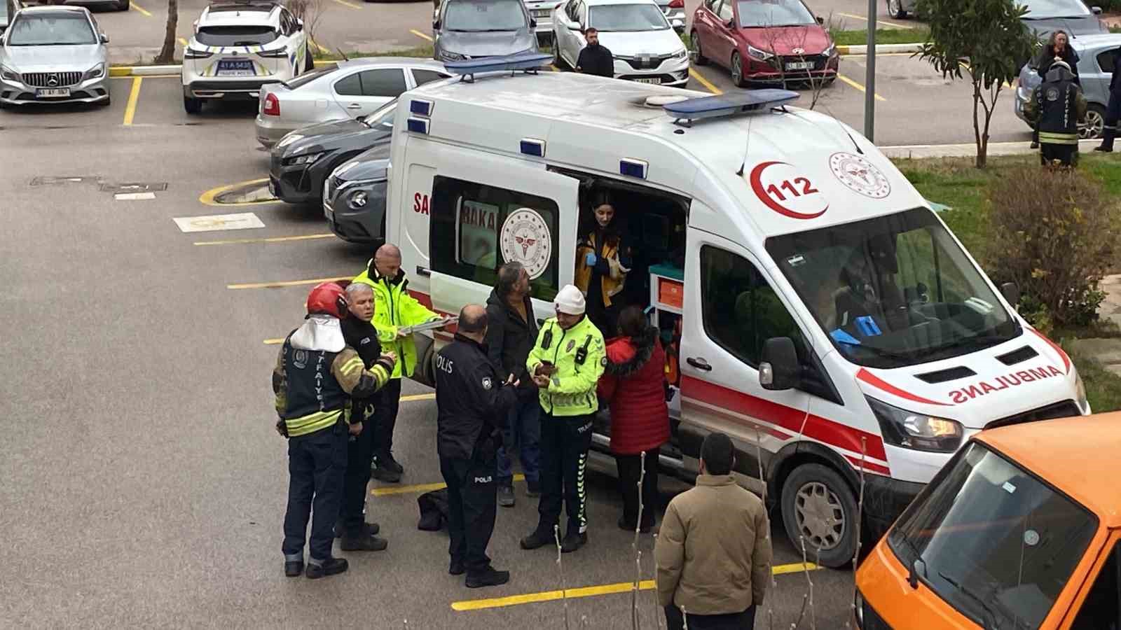 Kocaeli’de istinat duvarından düşen otomobildeki anne ve kızı yaralandı
