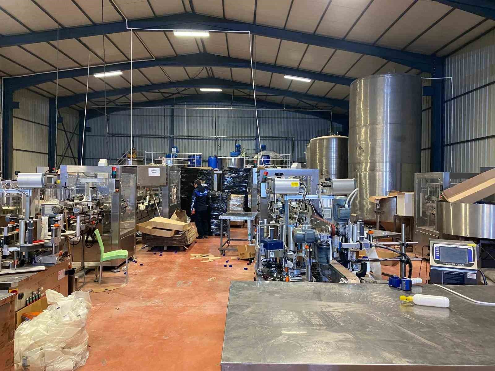 Kocaeli’de jandarma ve zabıtadan kaçak imalathaneye ortak operasyon
