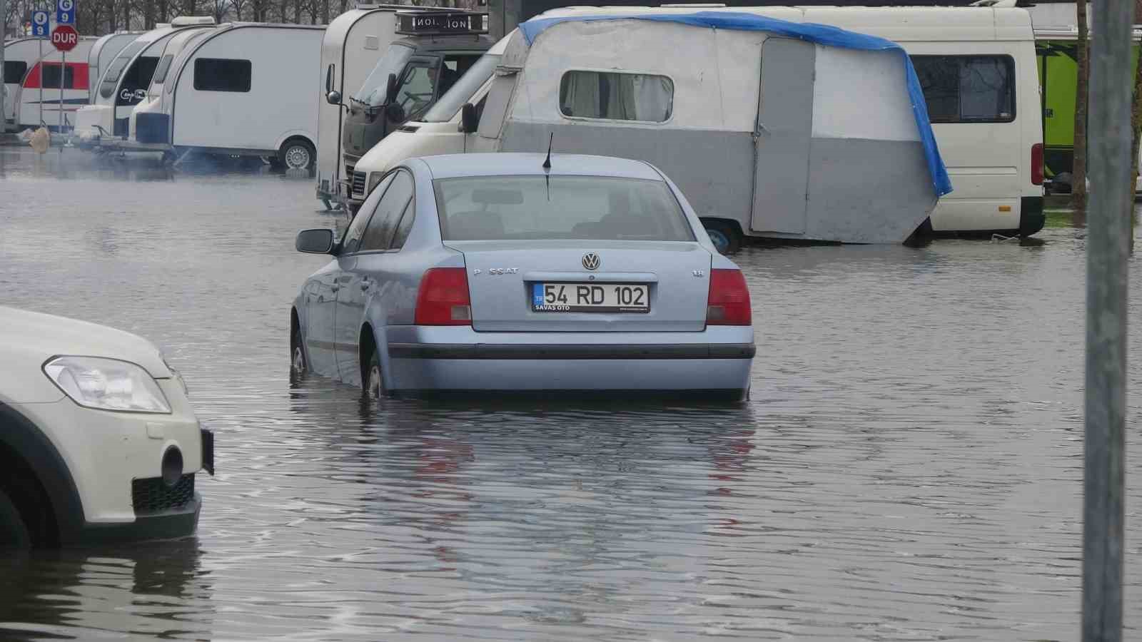 Kocaeli’de karavanlar su içinde kaldı, otopark sulara teslim oldu
