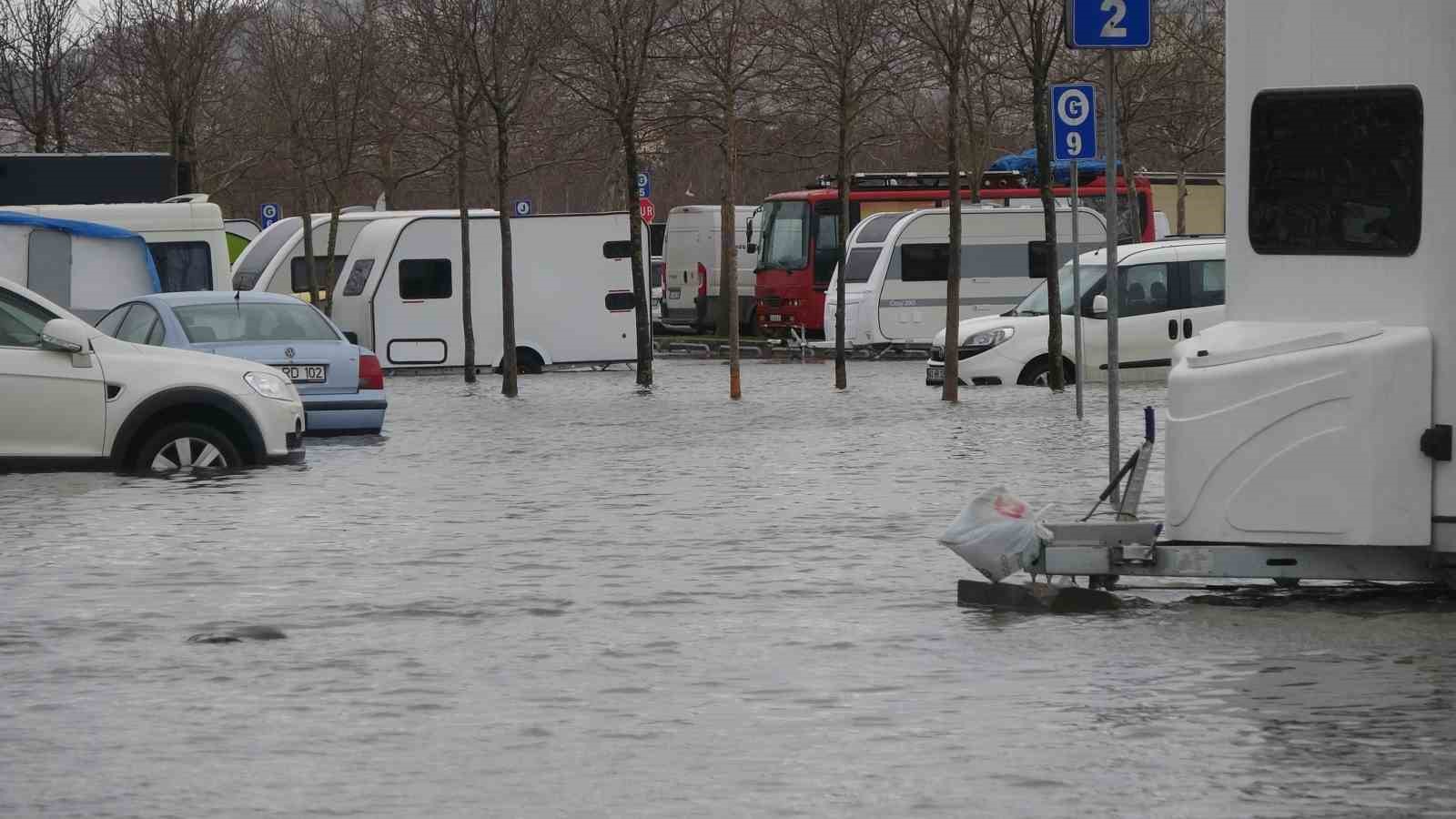 Kocaeli’de karavanlar su içinde kaldı, otopark sulara teslim oldu
