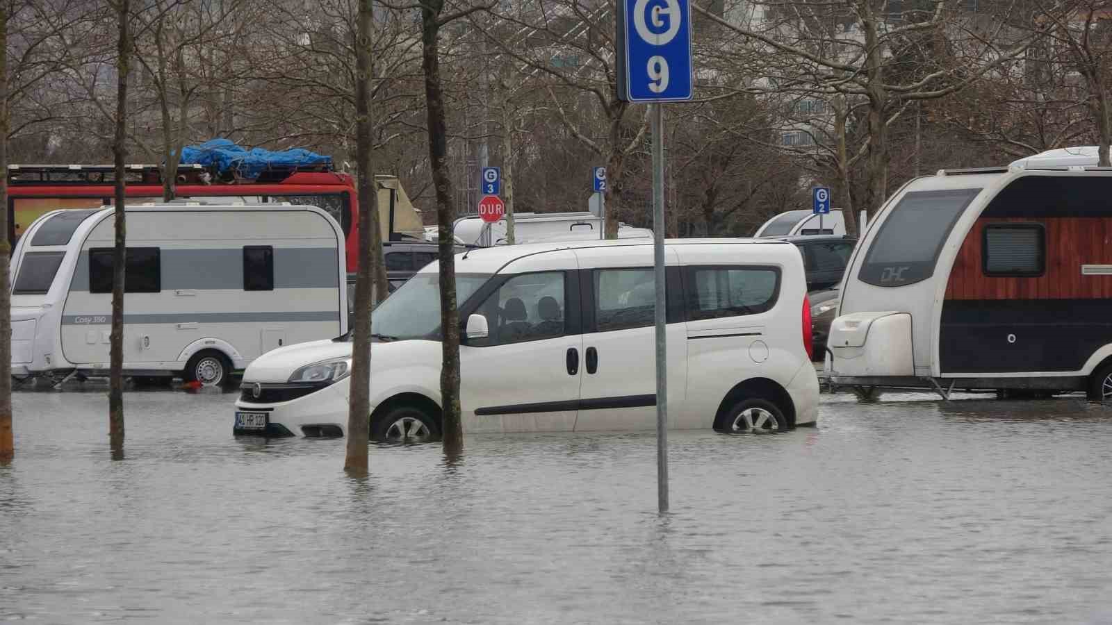 Kocaeli’de karavanlar su içinde kaldı, otopark sulara teslim oldu
