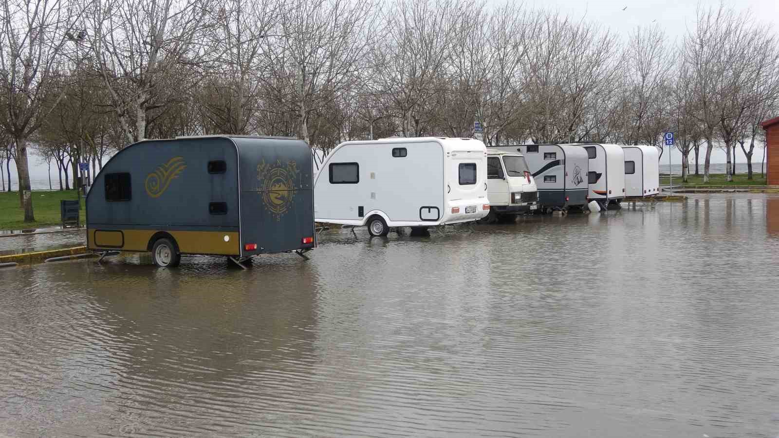 Kocaeli’de karavanlar su içinde kaldı, otopark sulara teslim oldu
