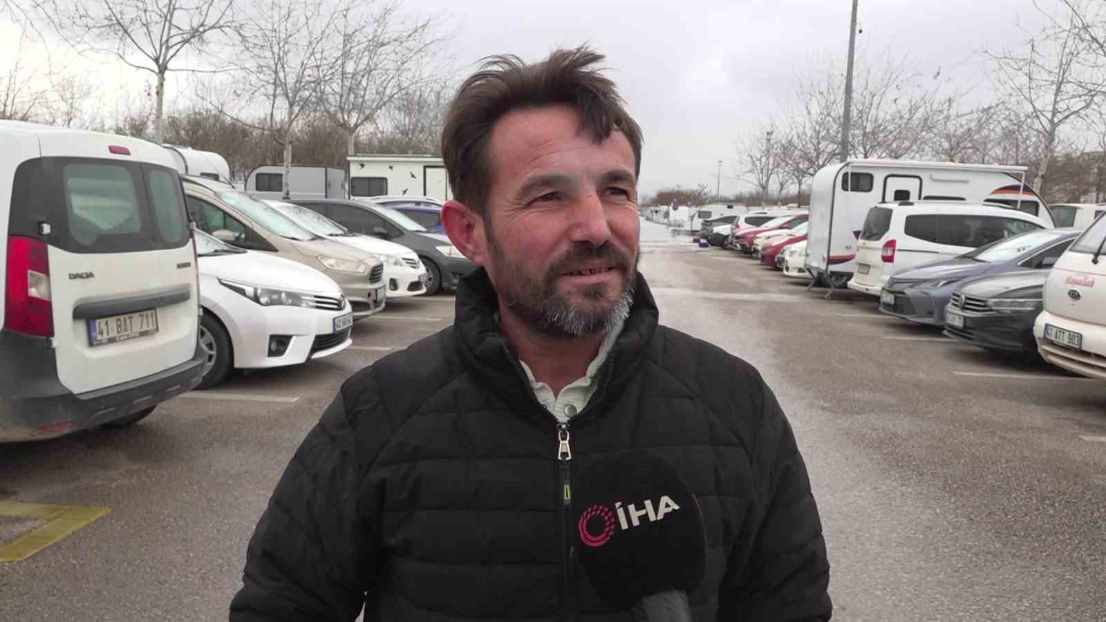 Kocaeli’de karavanlar su içinde kaldı, otopark sulara teslim oldu
