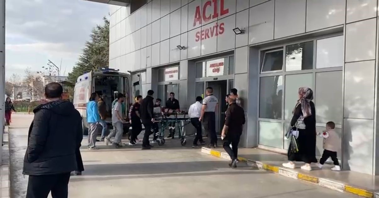 Kocaeli’de konteyner ile tır dorsesi arasında sıkışan işçi yaralandı
