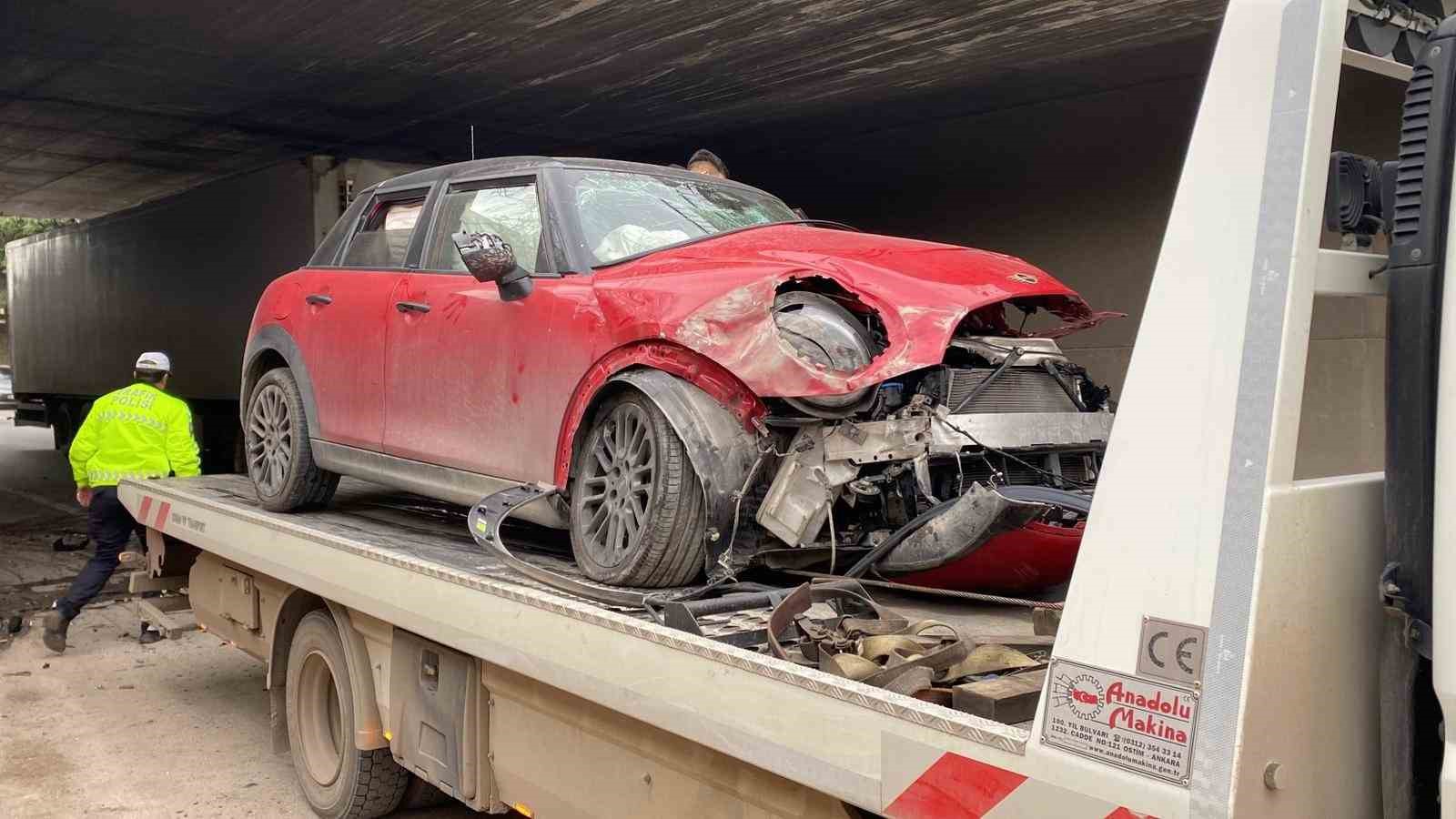 Kocaeli’de köprü ayağına çarpan otomobilin sürücüsü yaralandı
