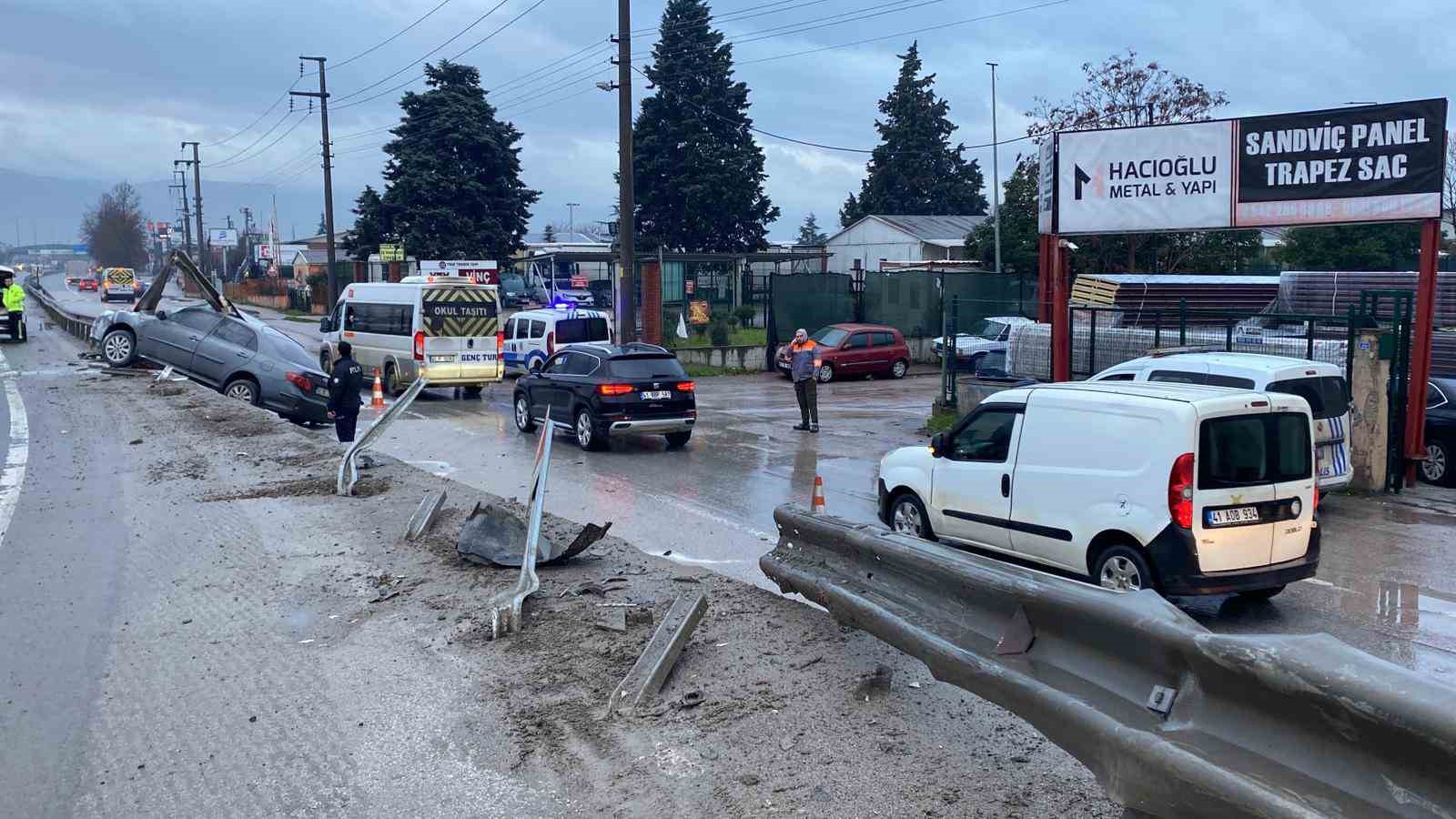 Kocaeli’de korkutan kaza: Otomobil bariyerlere ok gibi saplandı
