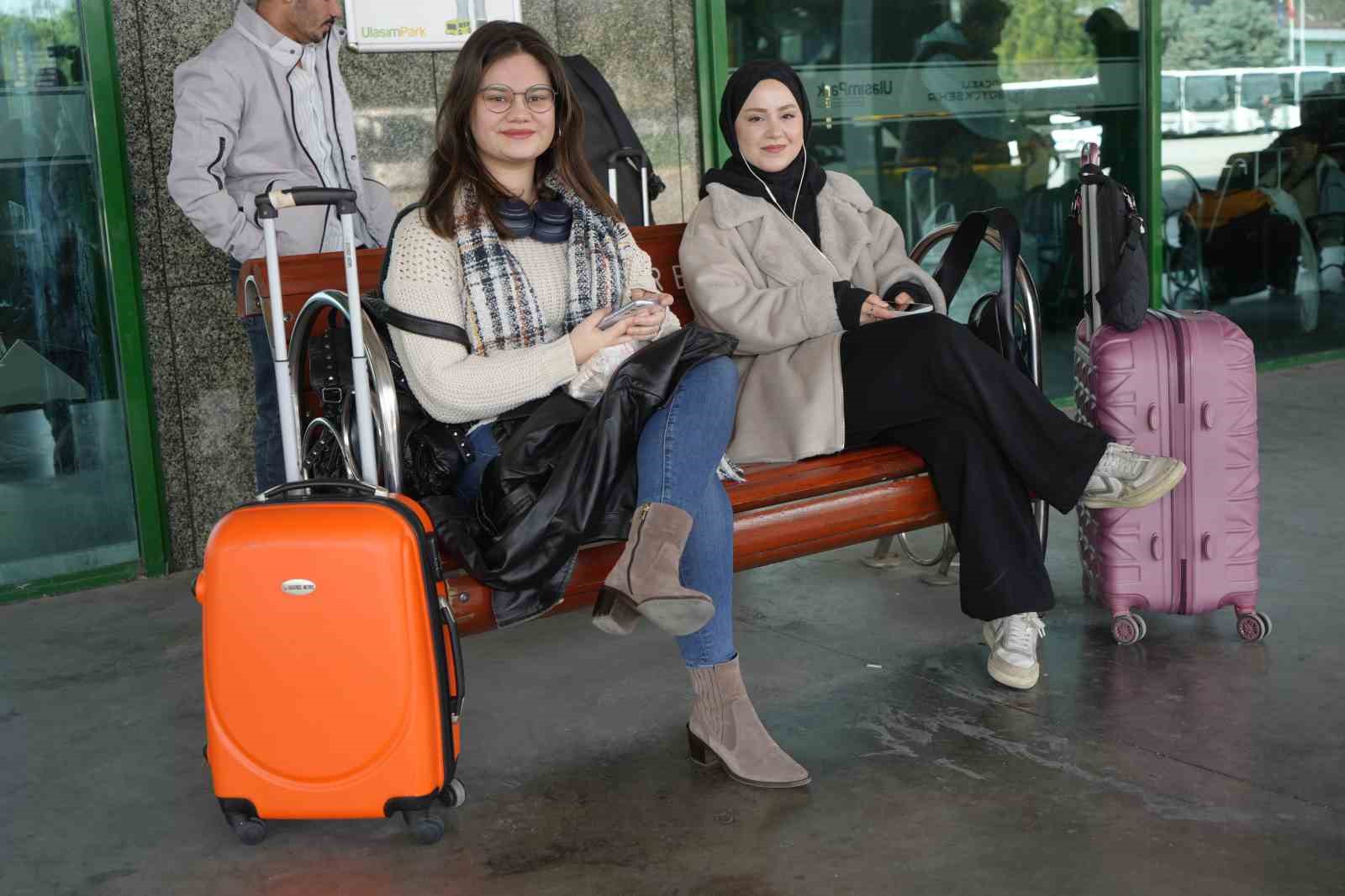 Kocaeli’de otogarda bayram yoğunluğu: Mardin’e biletler tükenme aşamasına geldi
