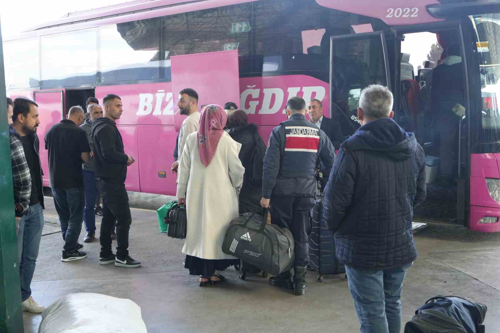 Kocaeli’de otogarda bayram yoğunluğu: Mardin’e biletler tükenme aşamasına geldi
