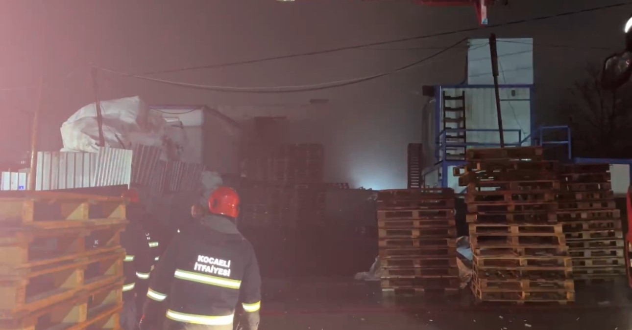 Kocaeli’de palet deposunda yangın

