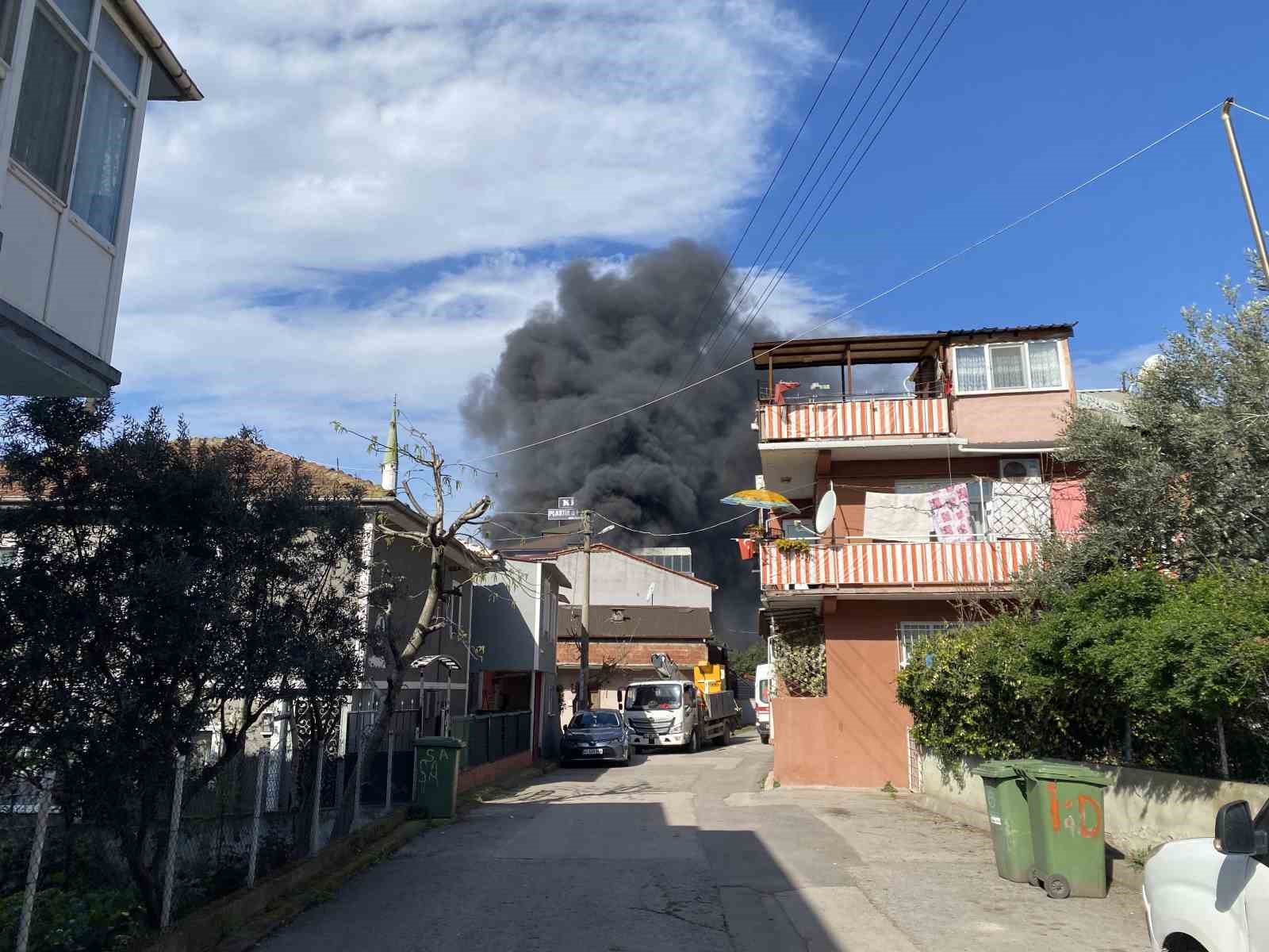 Kocaeli’de plastik ve promosyon fabrikası alevlere teslim oldu
