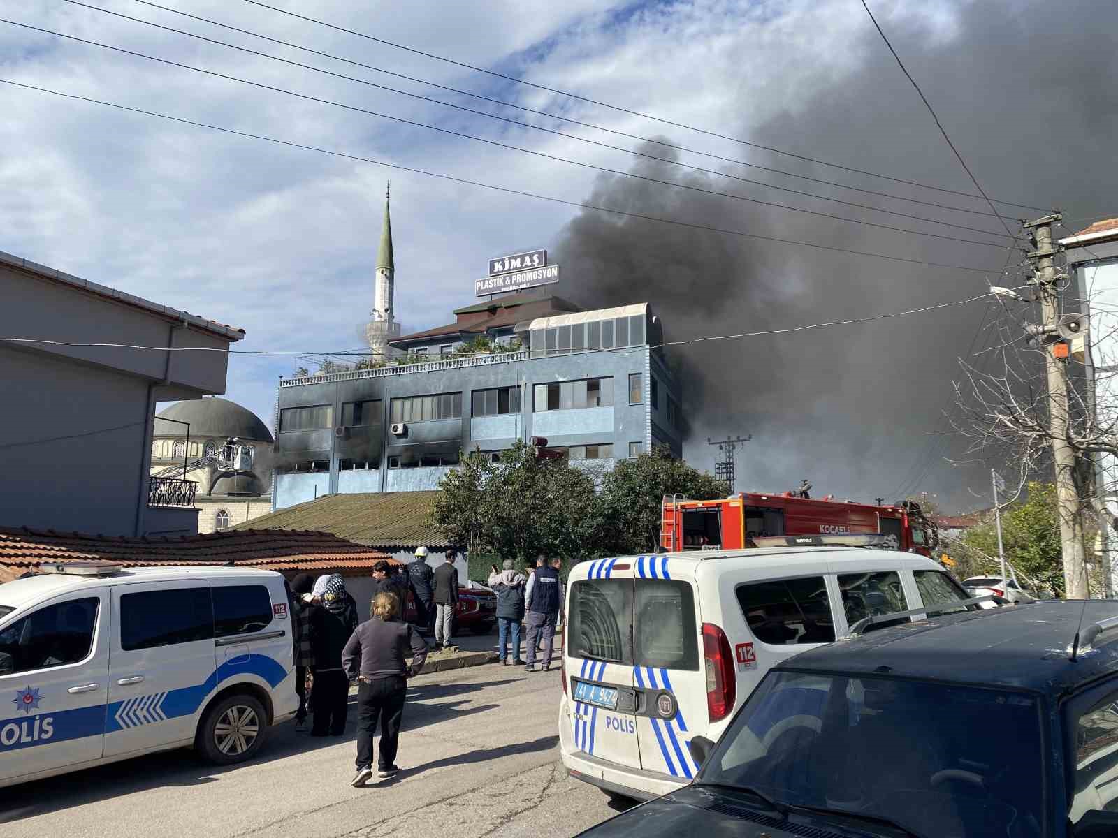 Kocaeli’de plastik ve promosyon fabrikası alevlere teslim oldu
