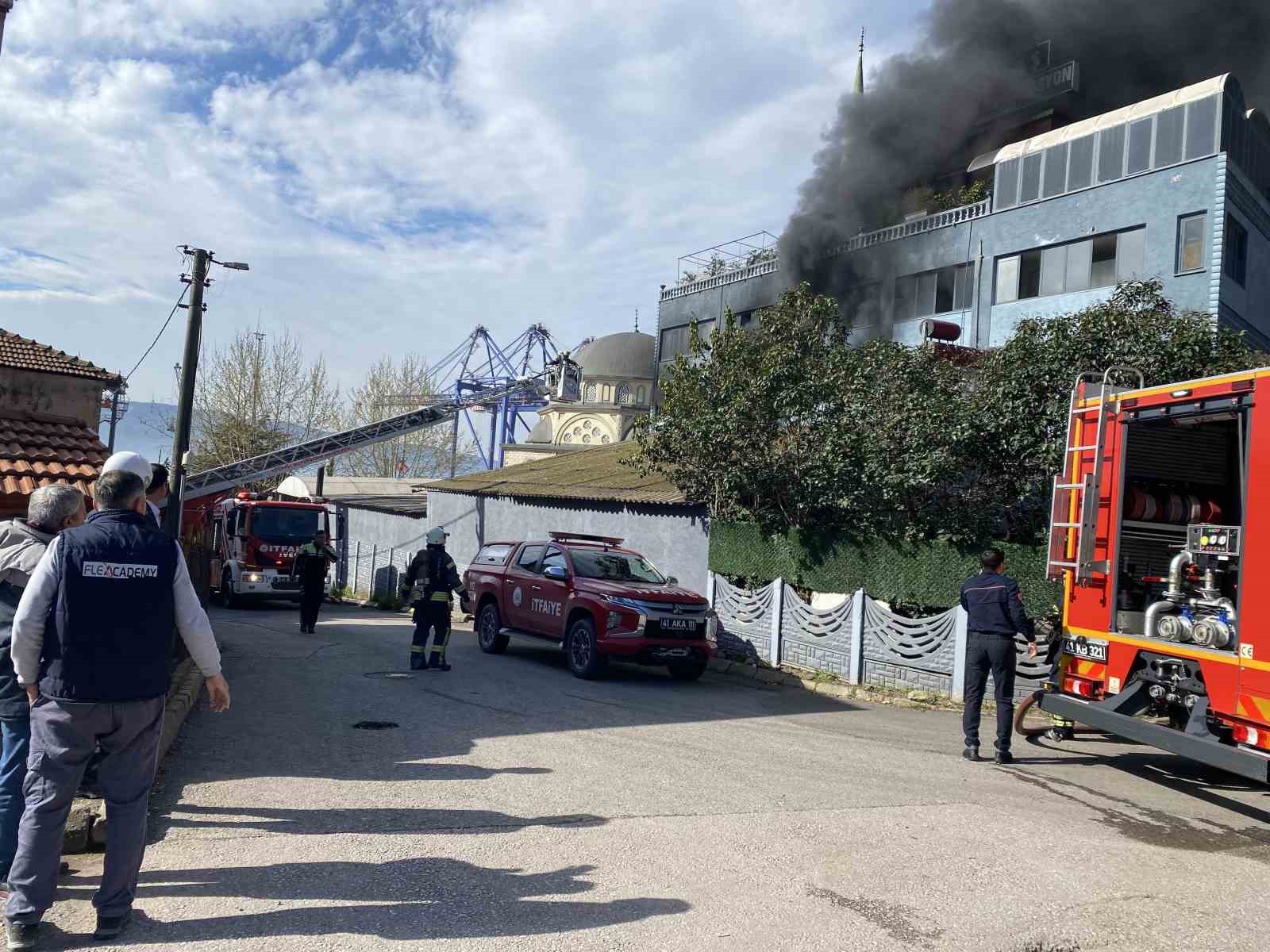 Kocaeli’de plastik ve promosyon fabrikası alevlere teslim oldu
