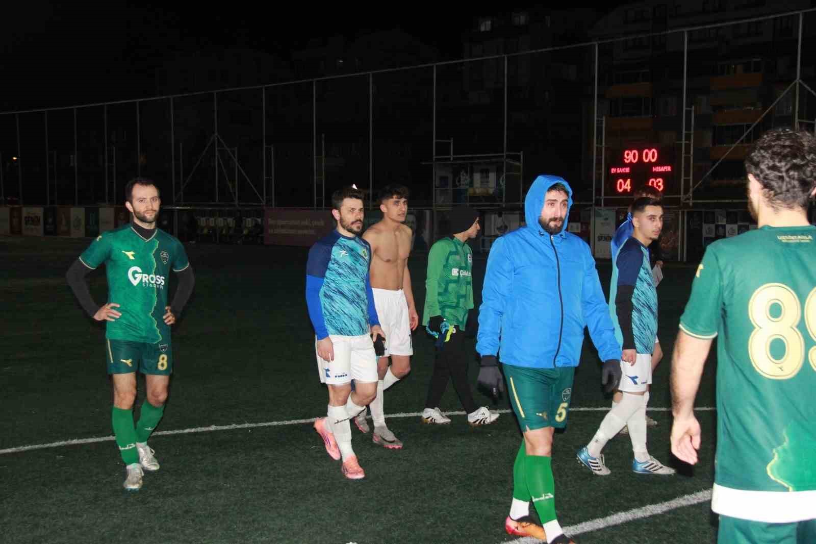 Kocaeli’de rakipleri gol atsın diye yere yatan futbolcuların savunmaları alındı

