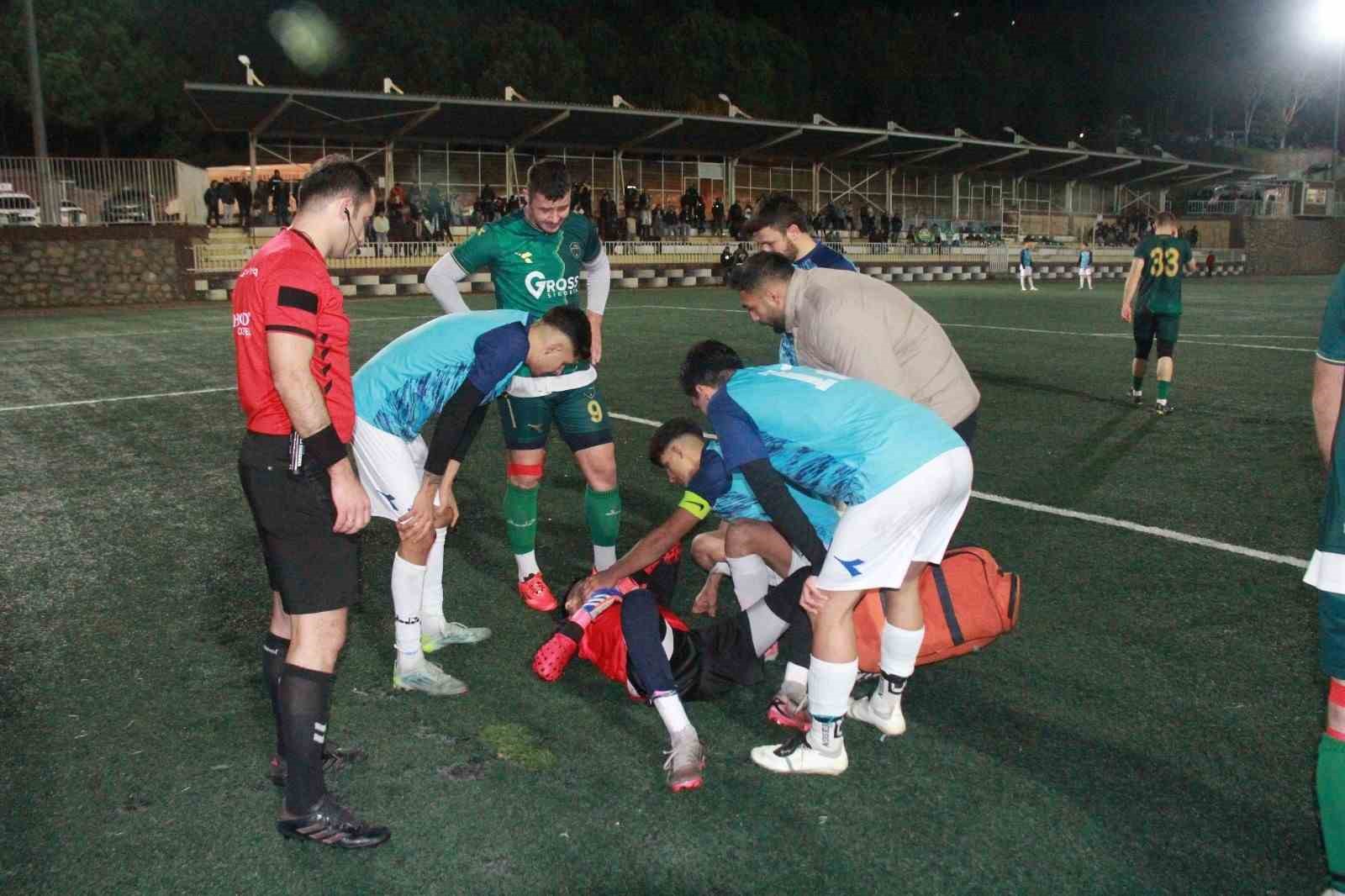 Kocaeli’de rakipleri gol atsın diye yere yatan futbolcuların savunmaları alındı
