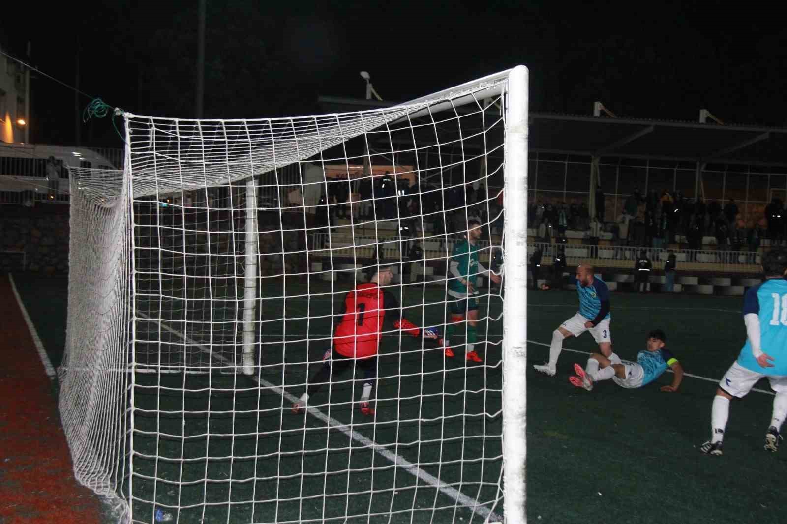 Kocaeli’de rakipleri gol atsın diye yere yatan futbolcuların savunmaları alındı
